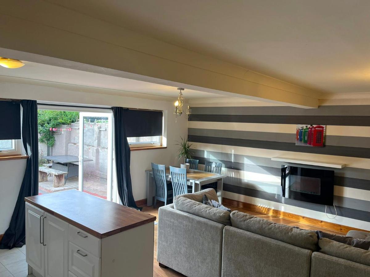 Elegant 2 Bedroom Chalet Edinburgh Exterior photo